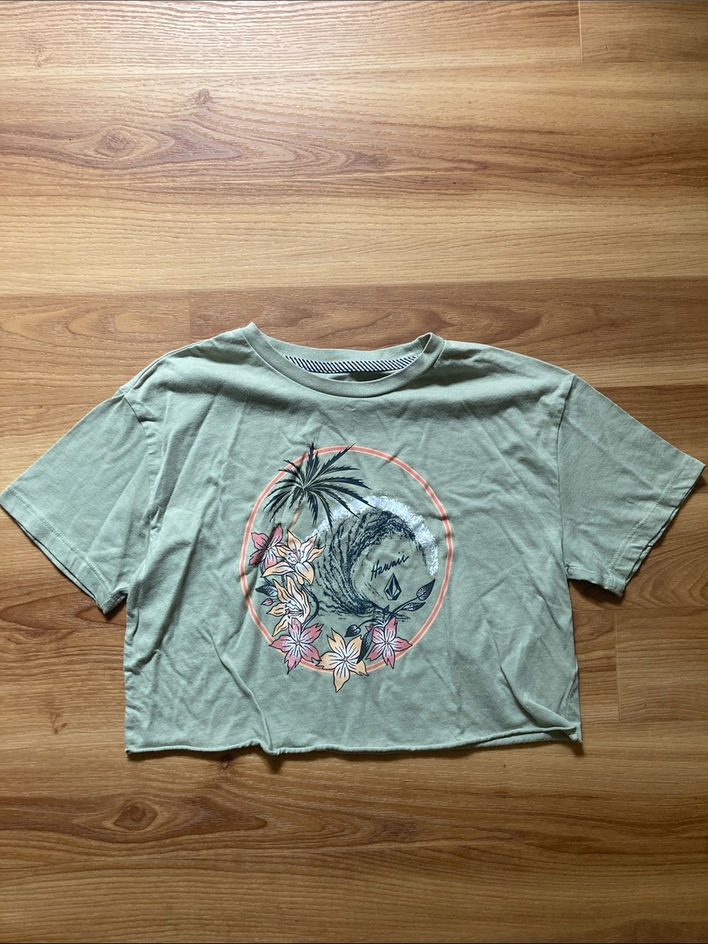Volcom light green cropped t-shirt XS